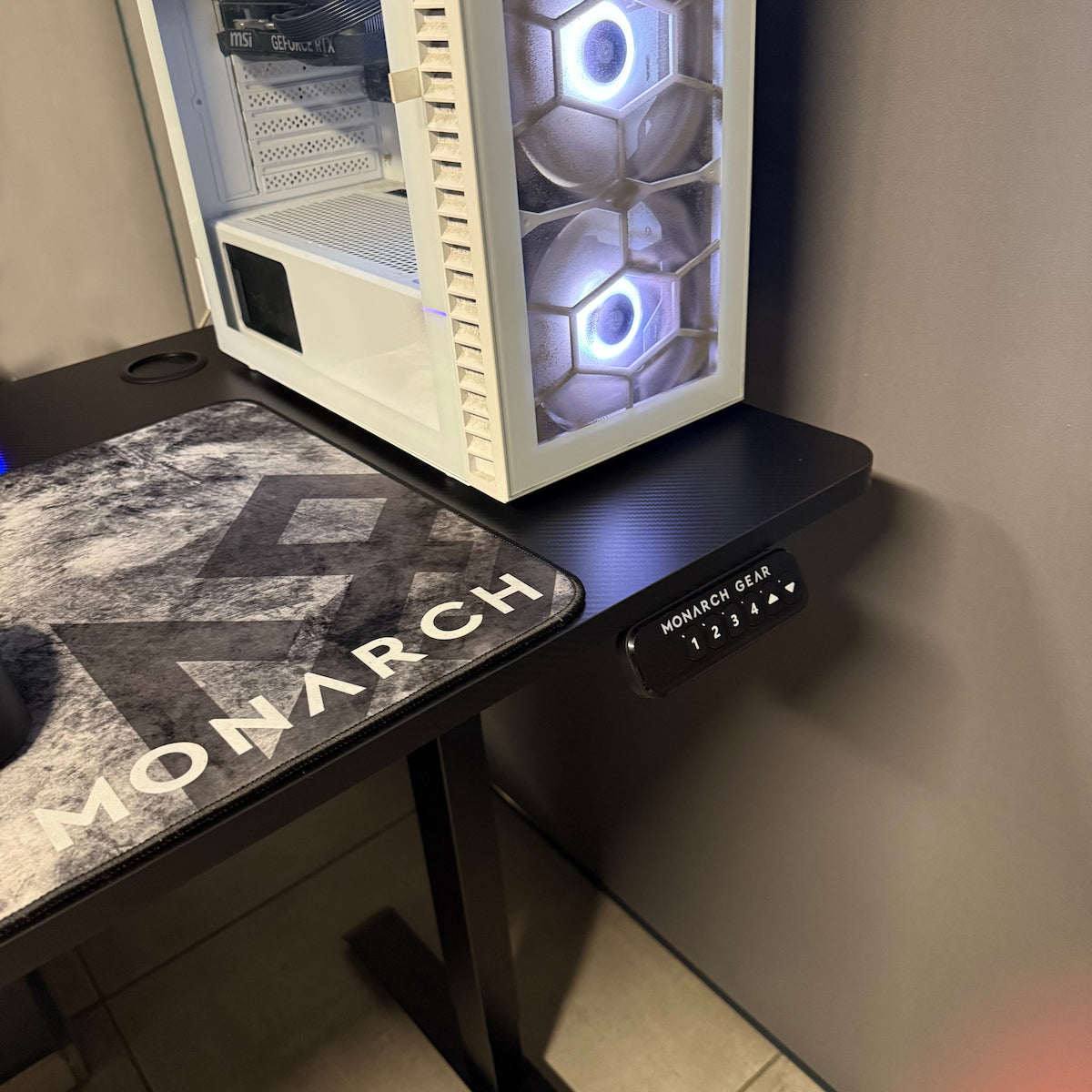 Γραφείο Gaming Monarch Gear Aion Ξύλινο Μέταλλικά Πόδια & Ρυθμιζόμενο Ύψος Carbon Μαύρο 140x60 Cm