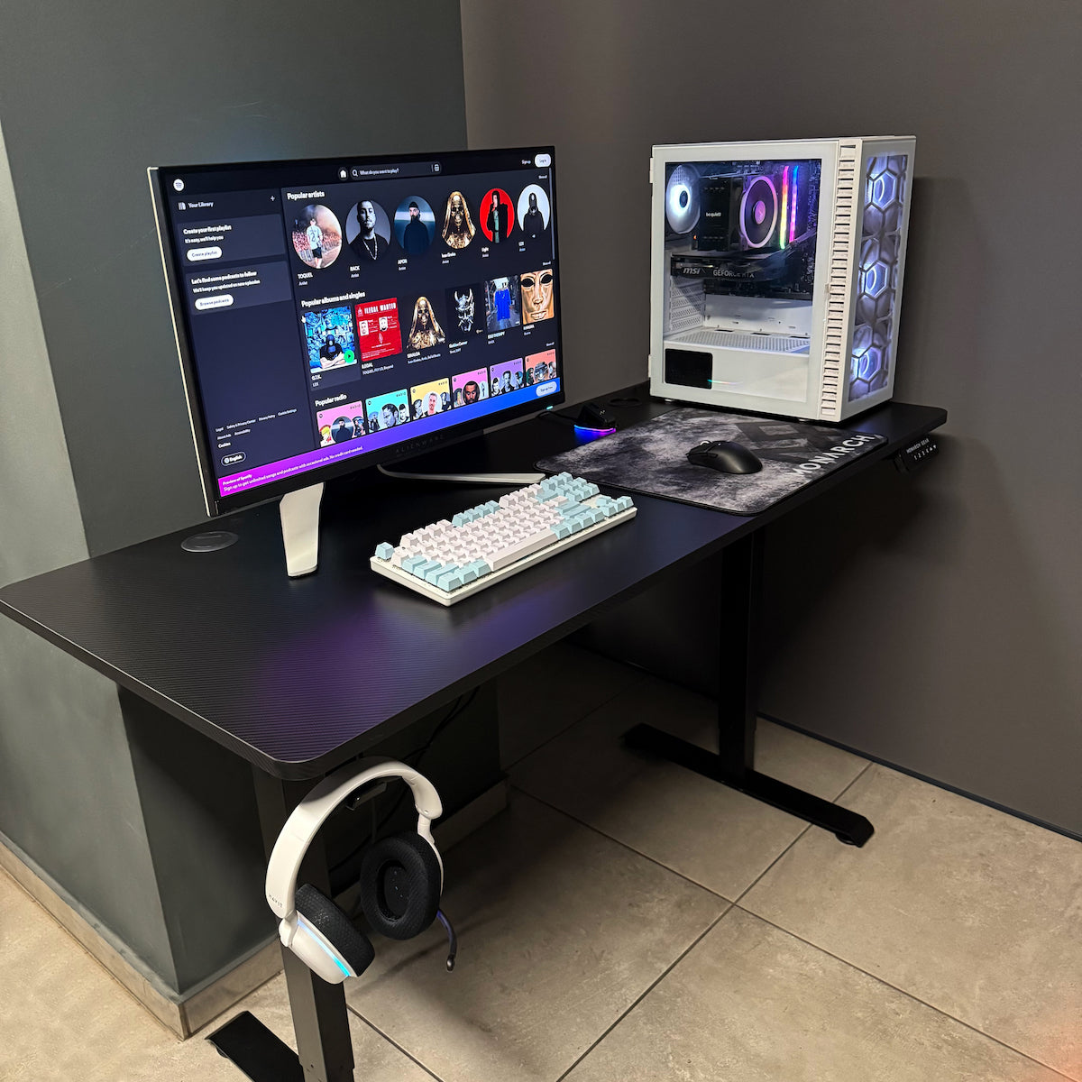 Γραφείο Gaming Monarch Gear Aion Ξύλινο Μέταλλικά Πόδια & Ρυθμιζόμενο Ύψος Carbon Μαύρο 140x60 Cm